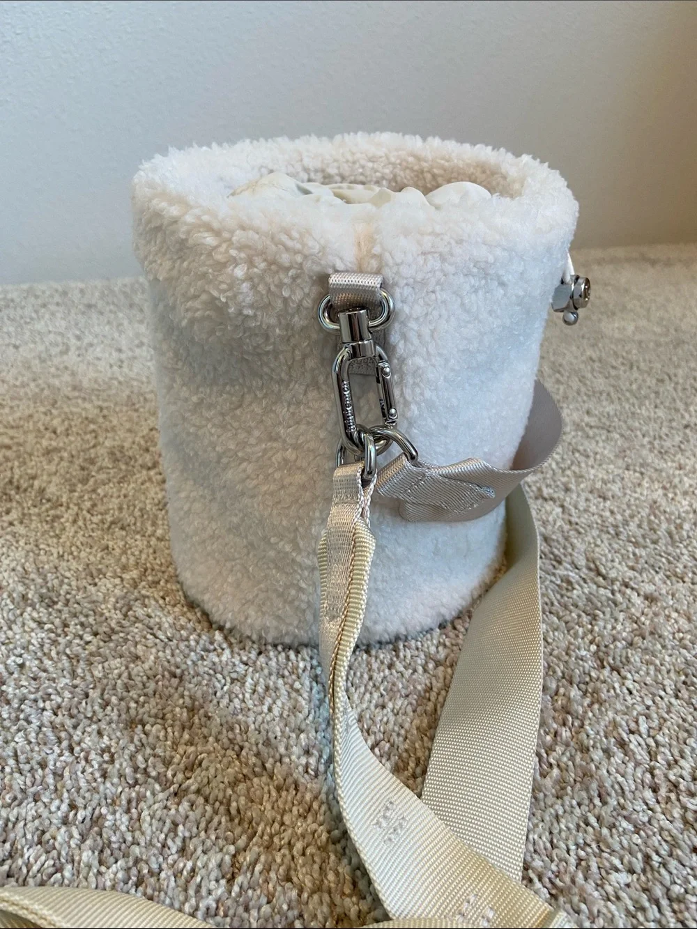 Lululemon • Crossbody Bucket Bag Fleece 2.5L White Opal